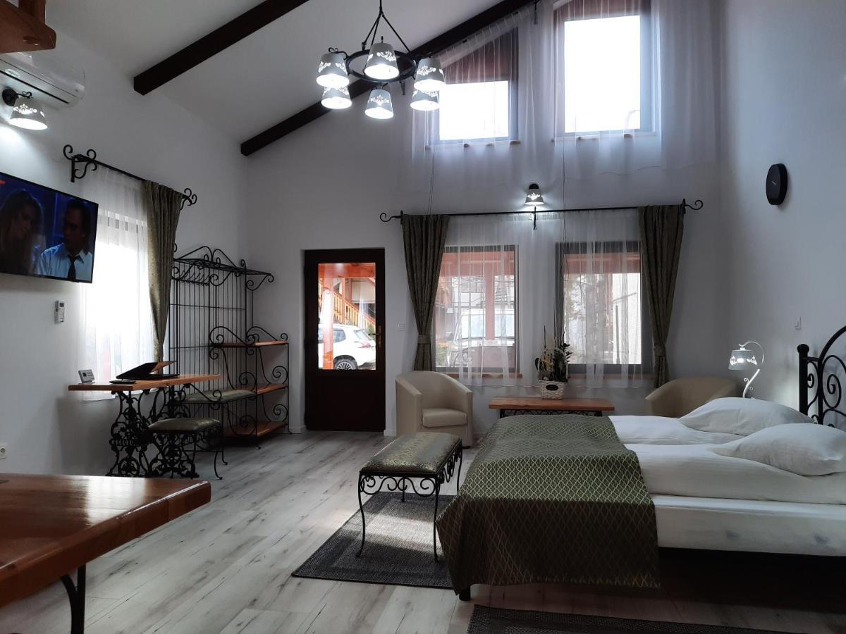 Korona Panzio Bed & Breakfast โอดอร์เฮอู เซกุยเอสก์ ภายนอก รูปภาพ